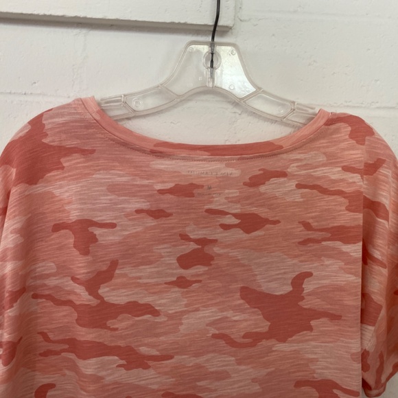 Vince Camuto Camo Short Sleeve Top M NWT - Picture 8 of 10